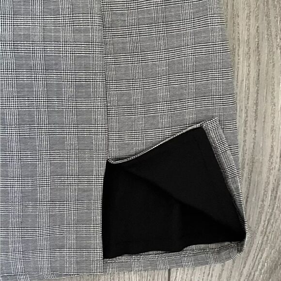 Plaid black & white mini skirt Forever 21 Slit in front corner size small - Picture 3 of 6
